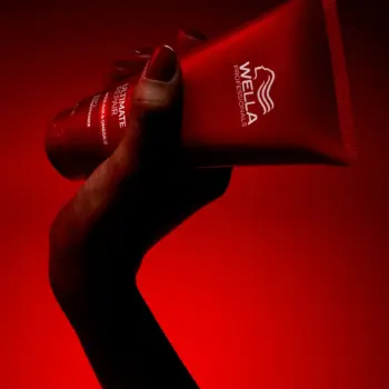 Wella Ultimate Repair conditioner profesionalni regenerator za oštećenu kosu u ruci premium hair care nega