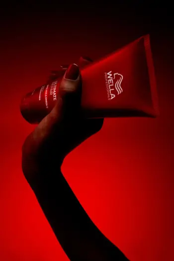 Wella Ultimate Repair conditioner profesionalni regenerator za oštećenu kosu u ruci premium hair care nega